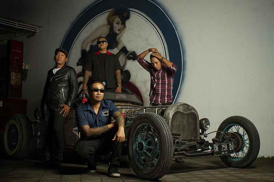 Rockabilly + Psychobilly + Suicidal Sinatra = “LOS SINATRAS”